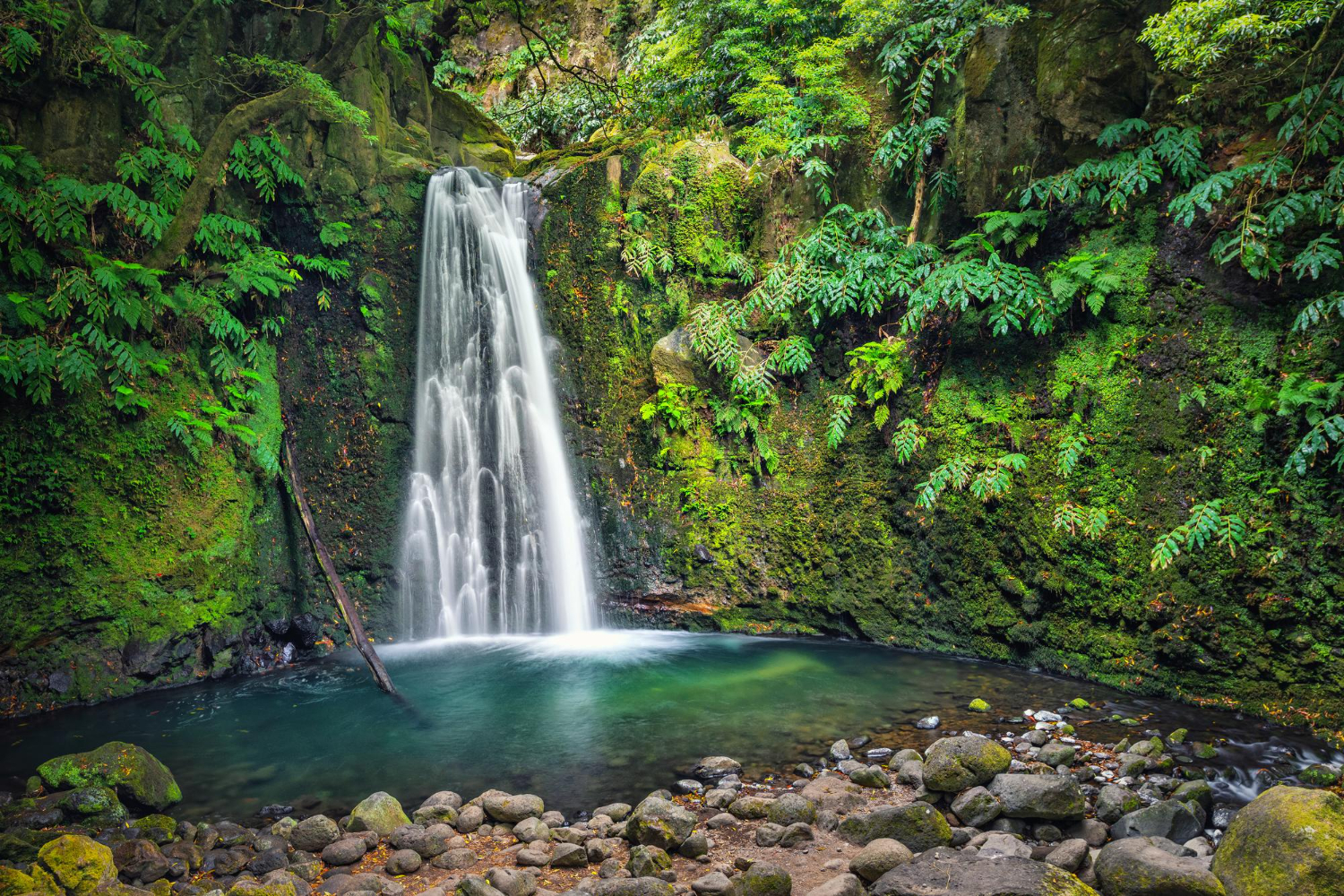 cachoeira-salto-do-prego-acores-portugal.jpg